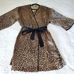 TWO PICES OF NIGHTGOWN AND ROBE BY SECTET TRESURES, ME BRAND NEW, NEVER BEN USE